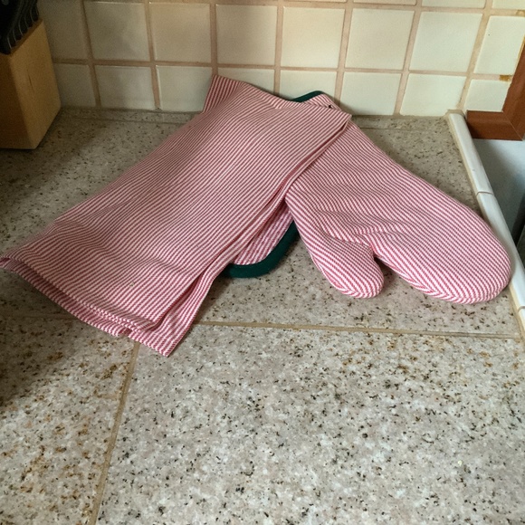 COPY - NWT KATE SPADE Three Piece Christmas Kitchen Set - Picture 3 of 3